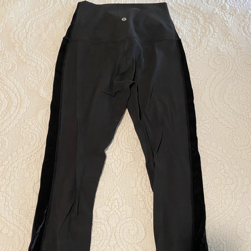 Black & velvet detailed LULULEMON ALIGN leggings 21”